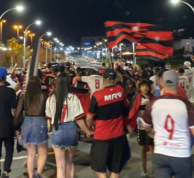 Flamenguistas comemoram tricampeonato da Libertadores na Rua da Gente; confira a galeria