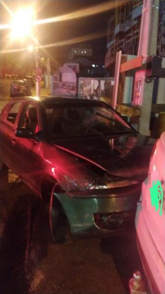 Motorista é preso por embriaguez ao volante após colidir em carro estacionado no Centro de Criciúma