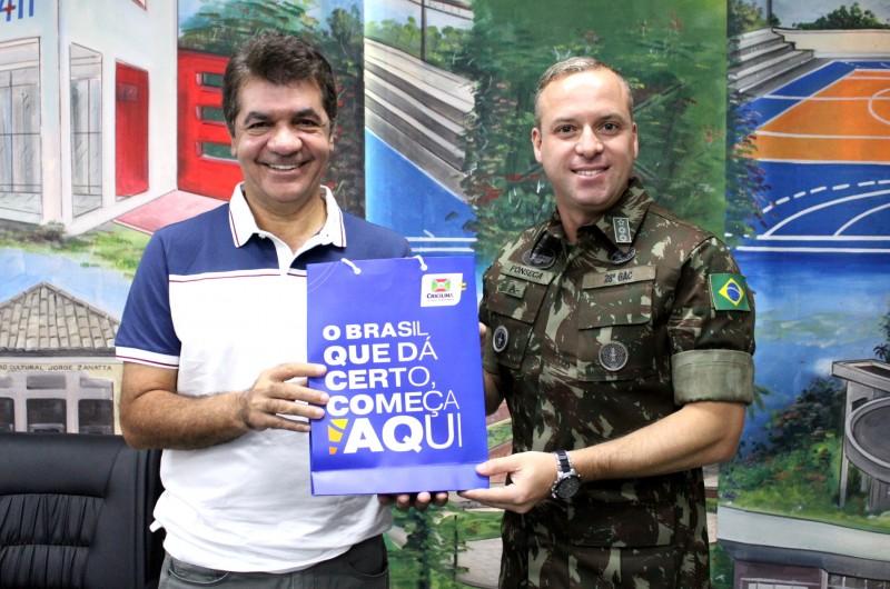 Hino Nacional Brasileiro continua sendo executado pelo 28º GAC nas escolas municipais de Criciúma