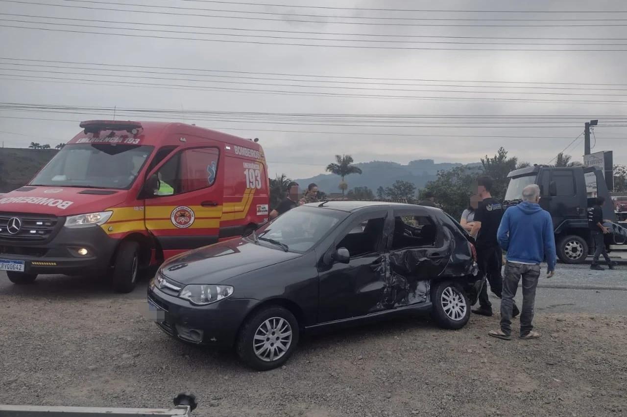 Colisão entre carro e caminhão deixa uma pessoa ferida