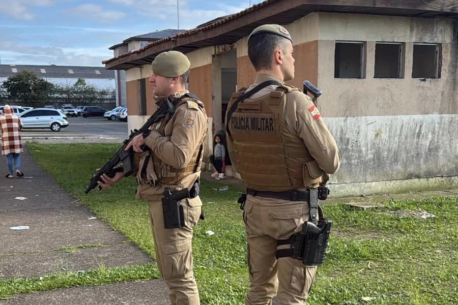 PM realiza operação em condomínio residencial de Criciúma; veja vídeo