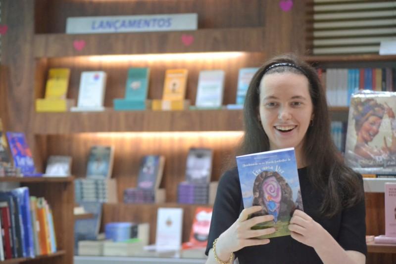 Autora criciumense Beatriz Sônego Zanette lança segundo livro neste sábado 