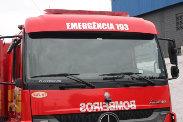 Bombeiros que realizavam resgate de vítimas da enchente combatem incêndio em dois ônibus