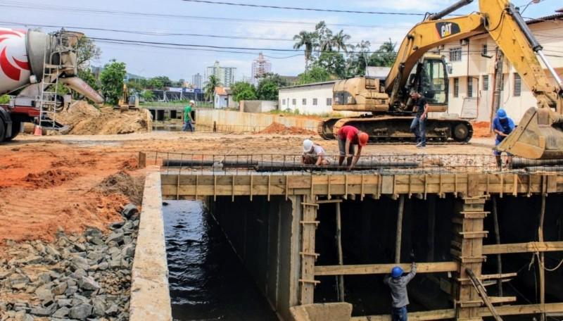 Obras do Canal Auxiliar do Rio Criciúma entram em fase final no bairro Santa Bárbara