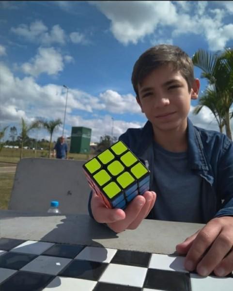 Aluno da escola Hercílio Amante vence Campeonato Interclubes de Cubo Mágico Online
