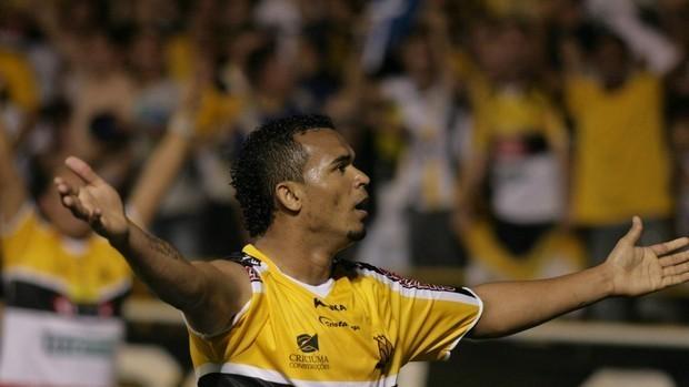 Suspeito de agredir mulher, atacante Zé Carlos é solto após pagar fiança; jogador nega acusações