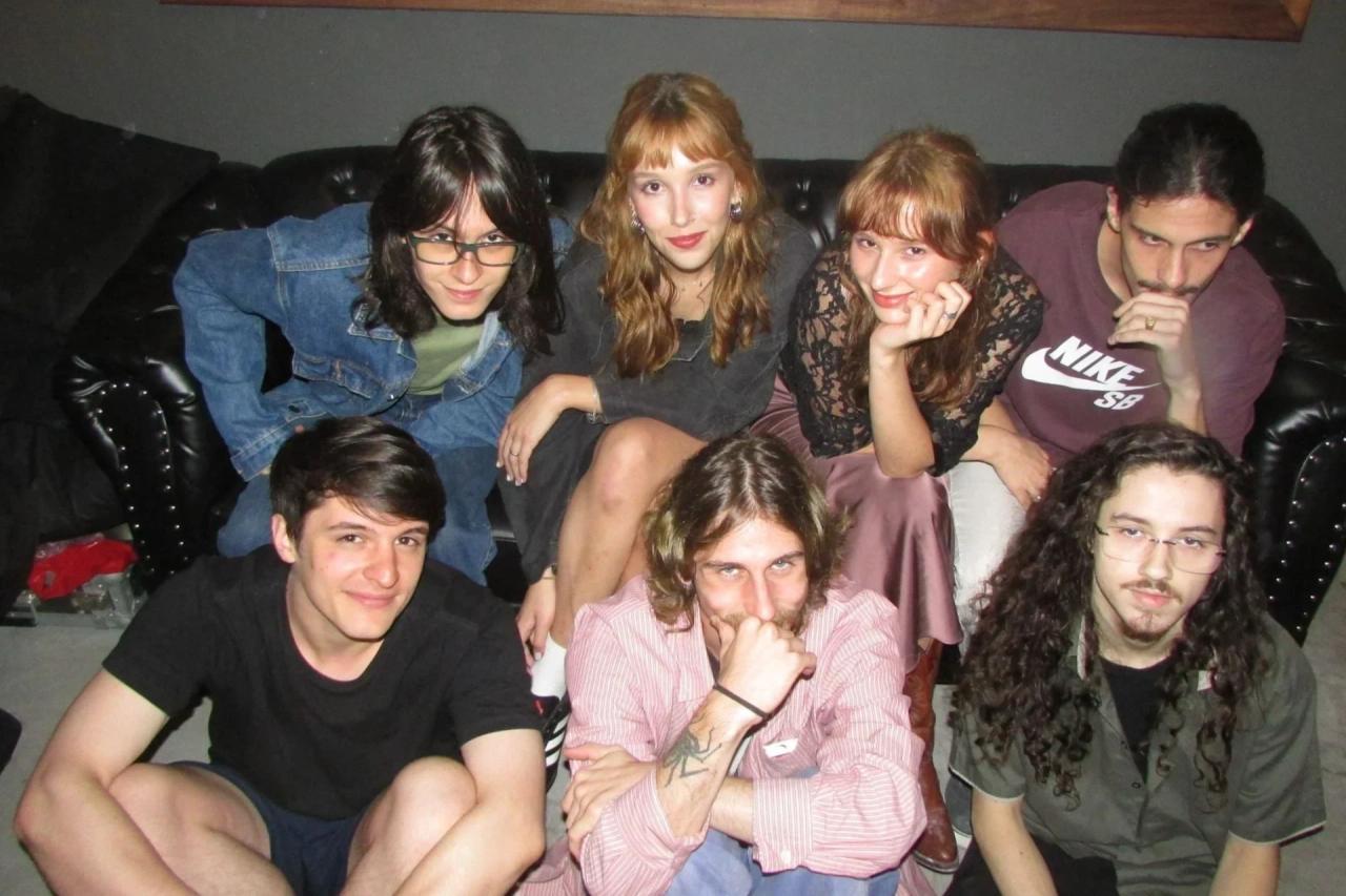 Bons Garotos: amizade dá ritmo a banda de rock inspirada nos anos 70 e 90