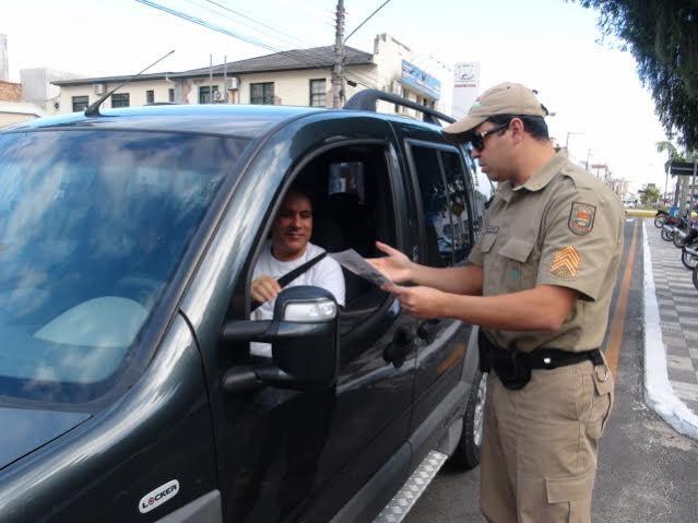 Polícia Militar de Araranguá realiza blitz educativa