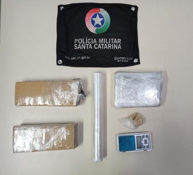 PM de Criciúma apreende mais de 1,7 quilo de drogas em pátio de casa na Mina do Mato