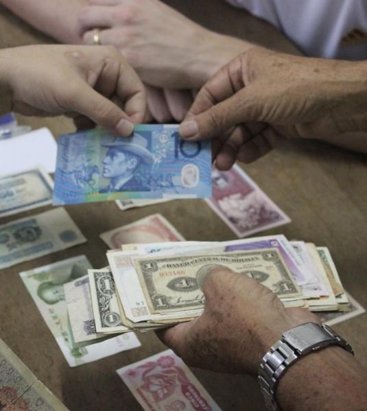 Cédulas e moedas antigas reúnem colecionadores de Criciúma e região