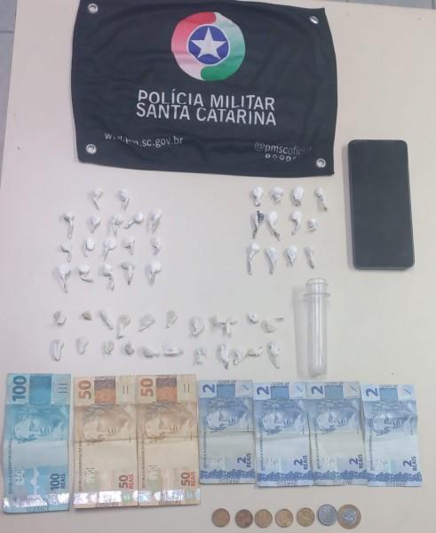 Dupla é presa após tentar fugir da PM no Centro de Criciúma e ser abordada com drogas