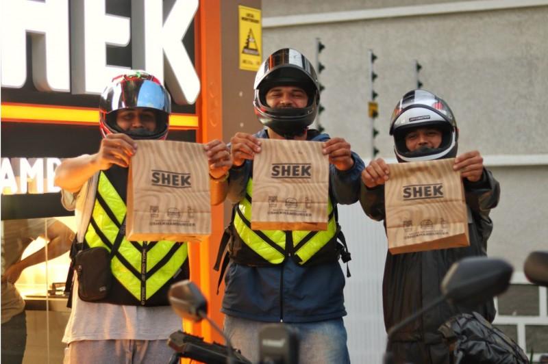 Hamburgueria faz campanha solidária para ajudar animais de rua