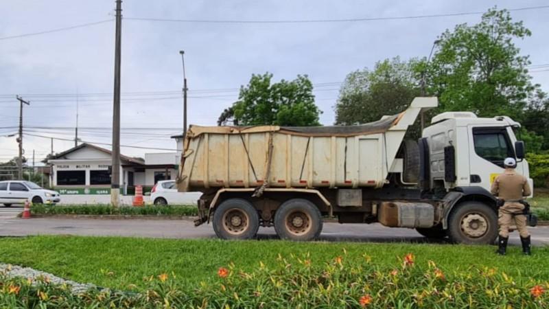Nove caminhões são autuados por excesso de peso em Içara e Balneário Rincão