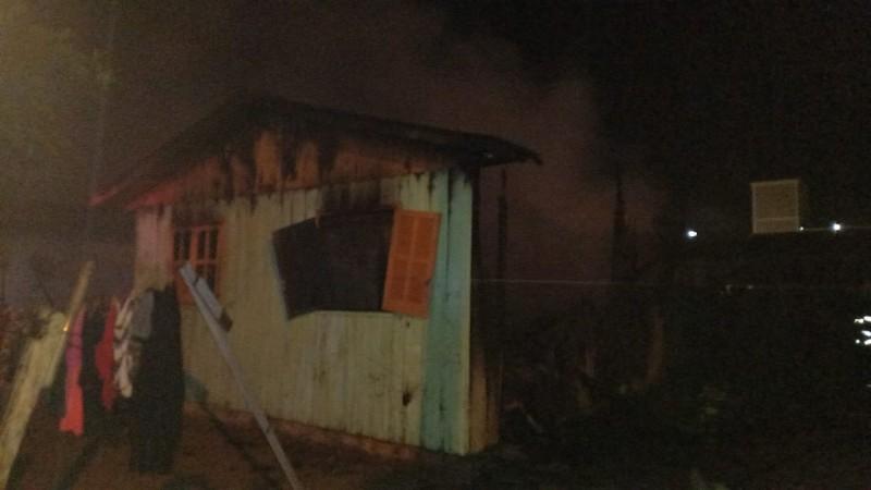 Casa de madeira é consumida por incêndio