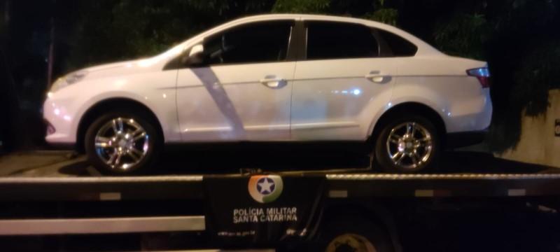 Homem é preso por receptação e carro furtado em Araranguá é recuperado em Criciúma