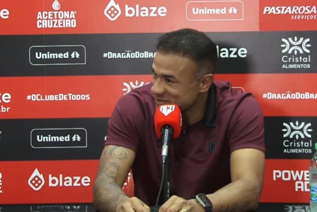 ‘Eu queria pressionar o Criciúma de um jeito que ele não tinha sido pressionado’, afirma Roger Silva