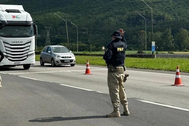 Do Natal ao Carnaval: operação da PRF intensifica fiscalizações nas rodovias federais em SC