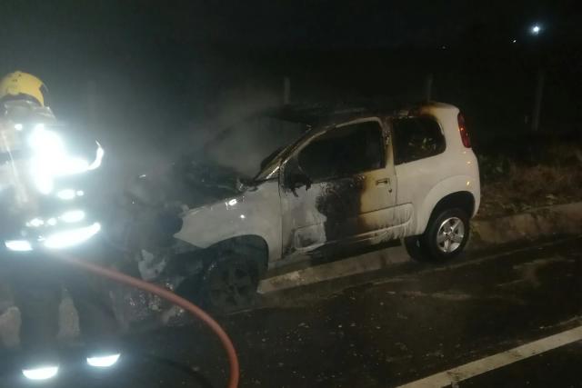 Homem fica ferido após tentar conter incêndio em carro