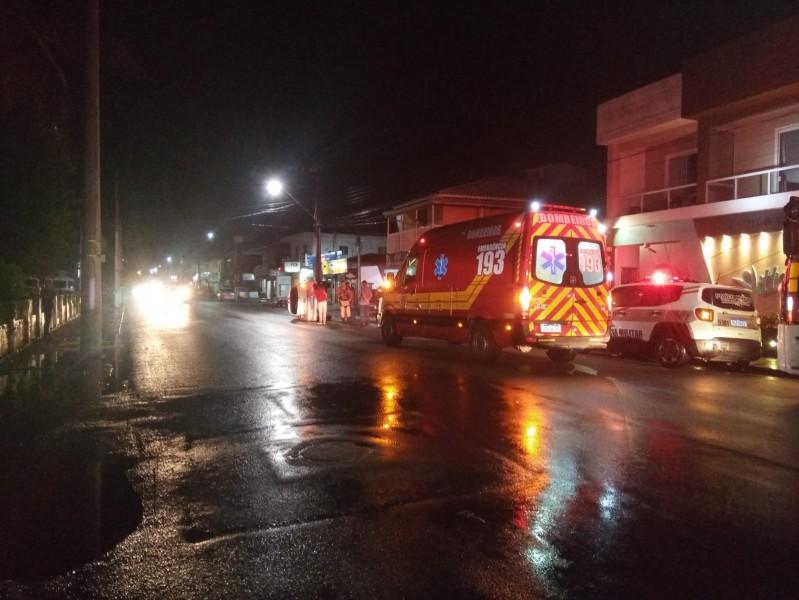 Motorista perde o controle de automóvel, bate em veículo estacionado e tomba carro