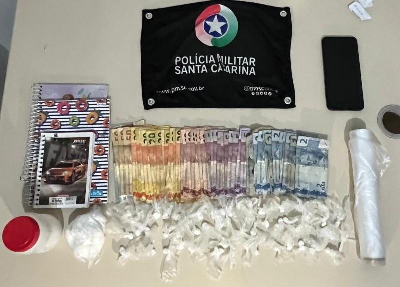 Laguna: três mulheres são presas por tráfico de drogas pela Polícia Militar 