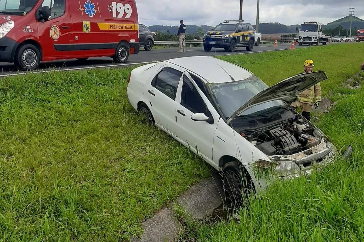 Colisão seguida de saída de pista deixa motorista ferida na BR-101