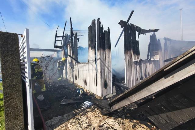Cachorra morre e casa é destruída após incêndio provocado por mulher em surto