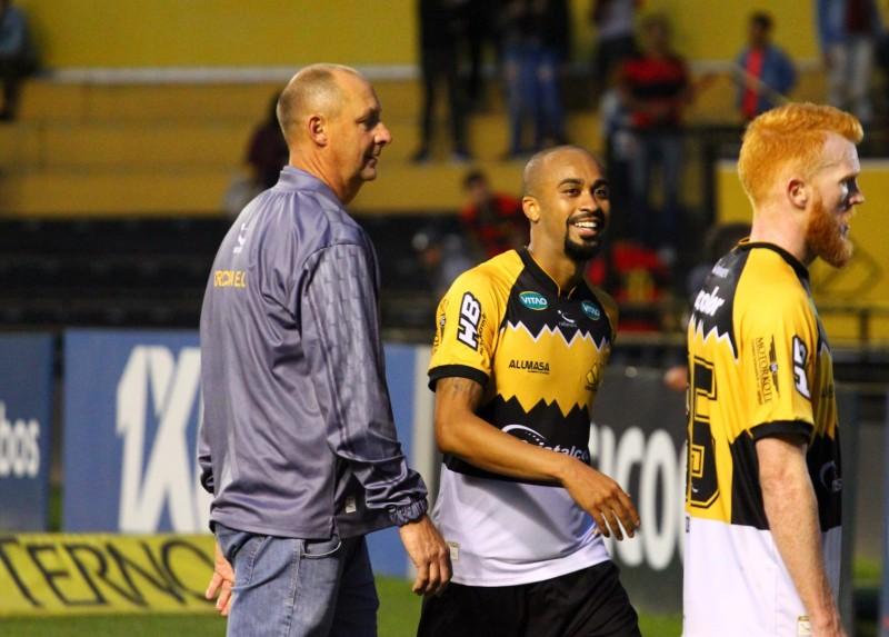 Interino, Wilsão comemora equilíbrio do time e fim de jejum na Série B