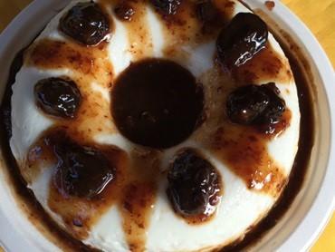 Manjar de coco com calda de ameixas 