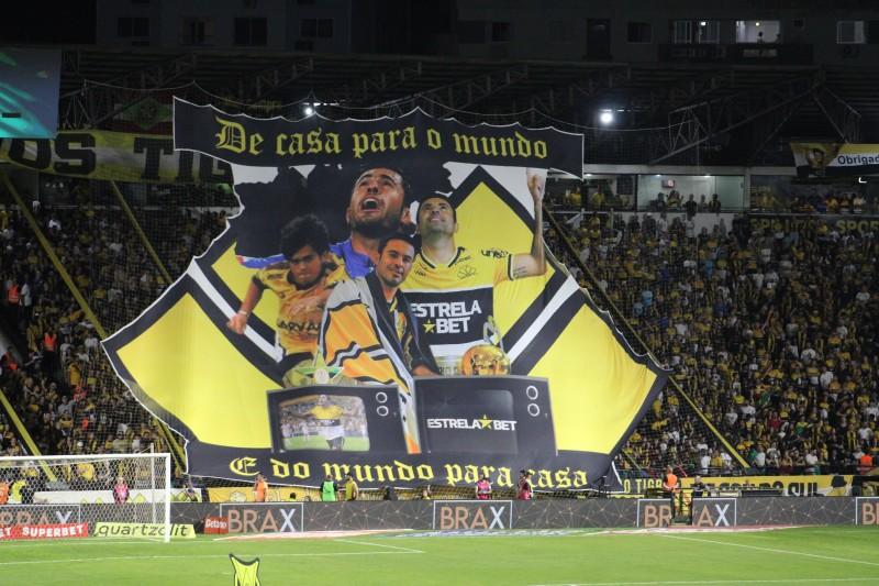 Eder recebe homenagens de mais de 15 mil torcedores que saem felizes do HH após vitória do Tigre 