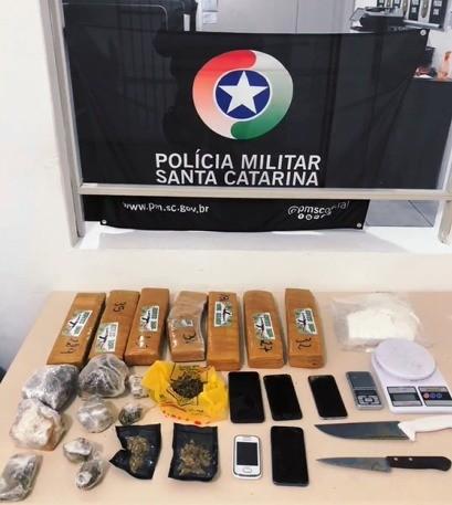 Jovem é preso após PM encontrar mais de seis quilos de drogas em Tubarão