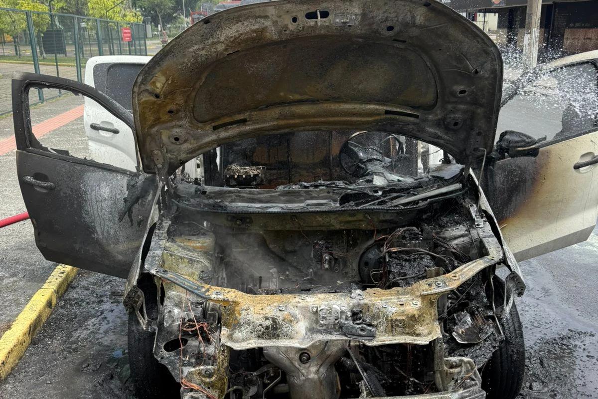 Carro é destruído por incêndio em Criciúma