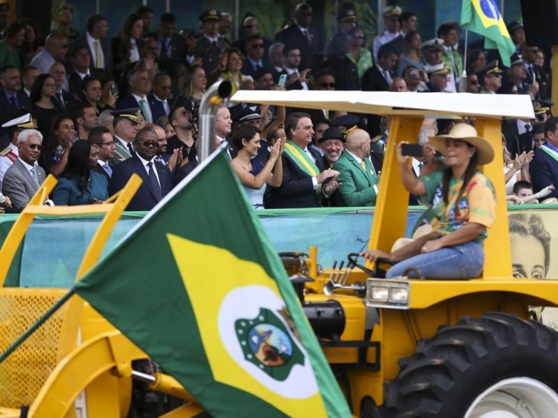 Presença de empresário catarinense ao lado de Bolsonaro vira exemplo de quebra protocolar