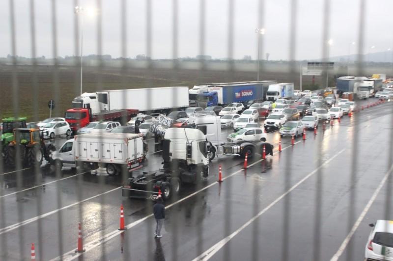 Justiça Federal determina que caminhoneiros não obstruam tráfego nas rodovias federais