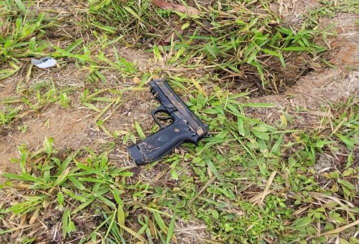 No mesmo dia, duas pistolas são encontradas jogadas na rua em um bairro de Araranguá