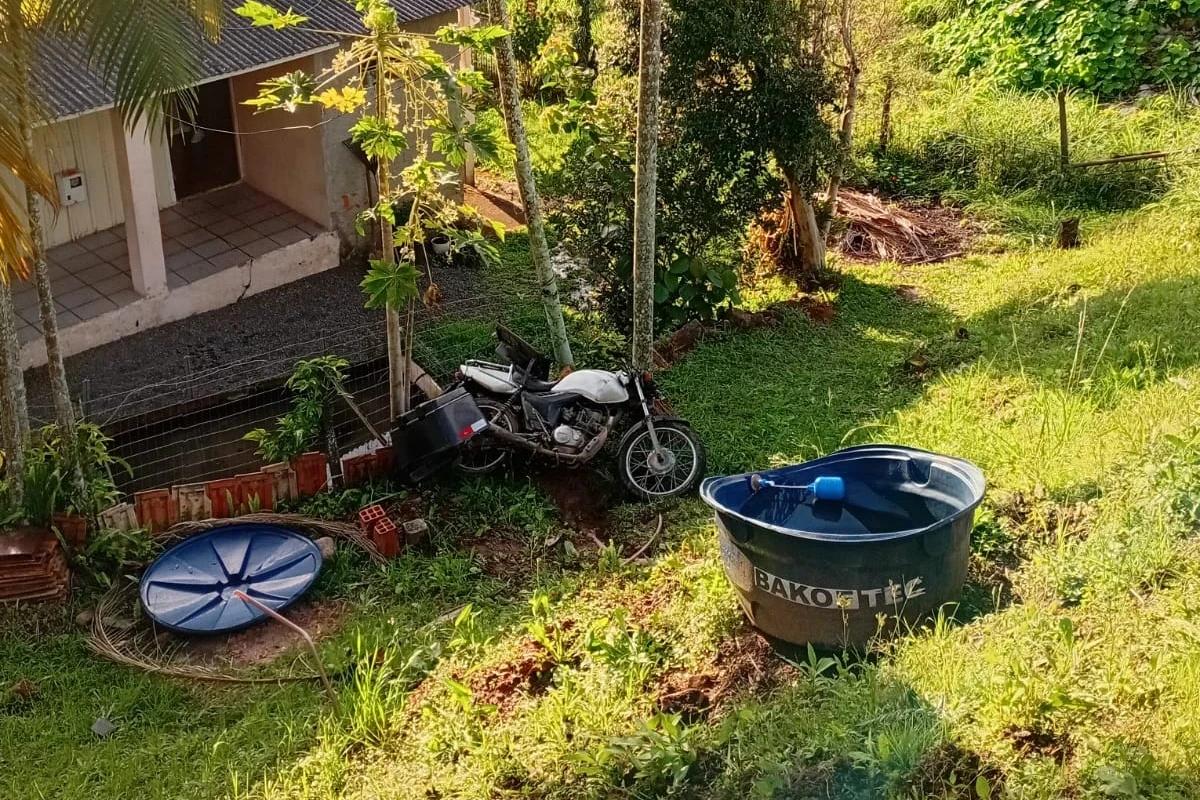 Homem fica ferido após colisão entre carro e motocicleta na SC-108