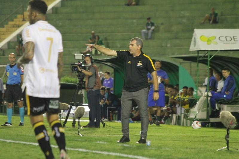 Tencati critica arbitragem após derrota do Criciúma