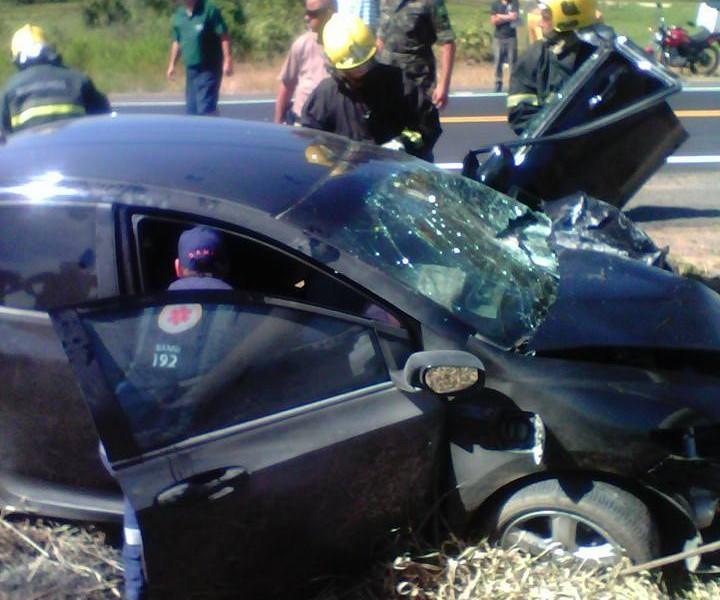 Carro colide em poste no bairro Demboski, em Criciúma