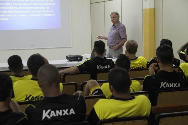 Jogadores do Criciúma recebem orientações durante o período de pré-temporada