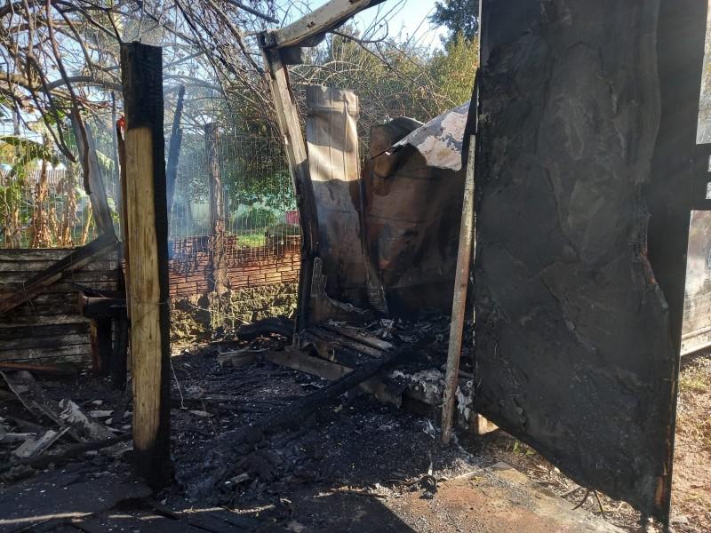 Contêiner é atingido por incêndio em Balneário Gaivota