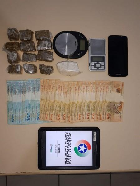 Cocaína, maconha e dinheiro são apreendidos pela PM em casa no bairro Santa Luzia