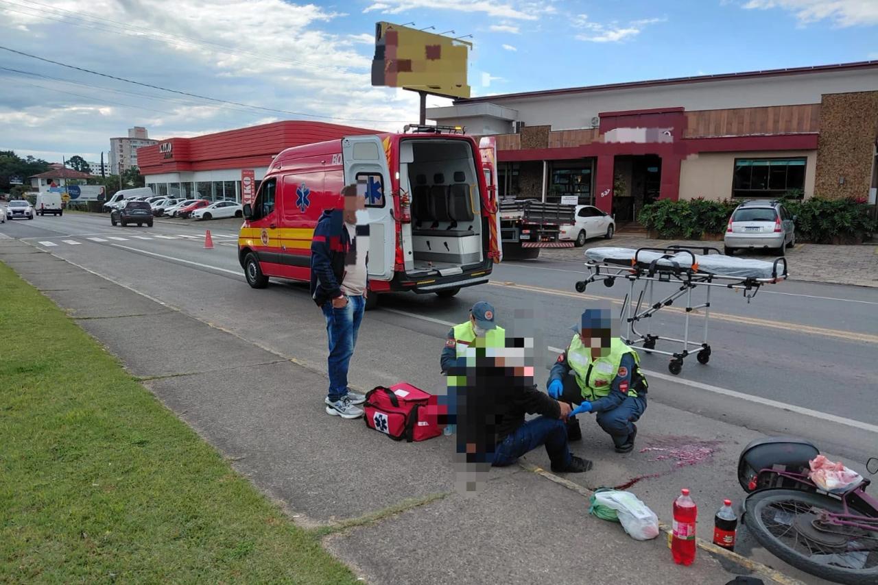 Idoso é socorrido pelos bombeiros após acidente com bicicleta elétrica na SC-443