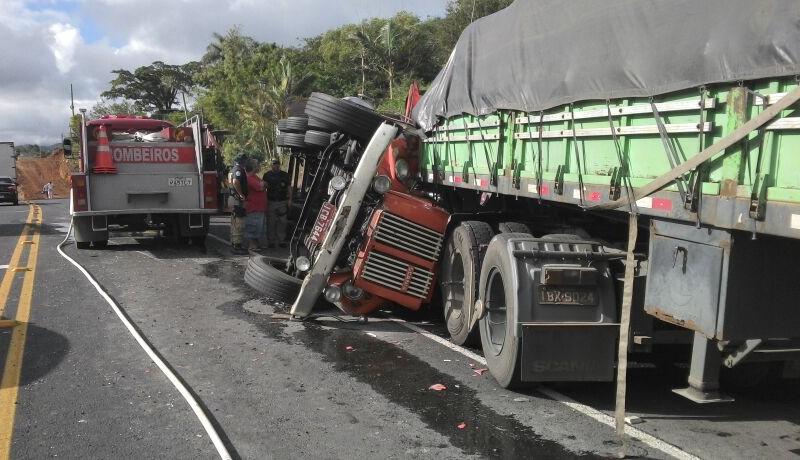 Carretas colidem e motorista fica preso nas ferragens 