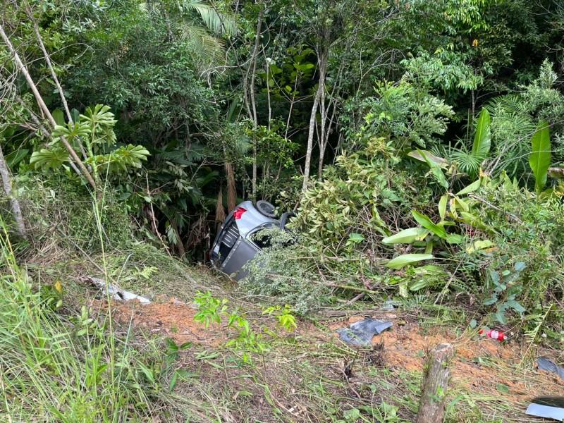 Carro sai da pista e capota em barranco na Via Rápida