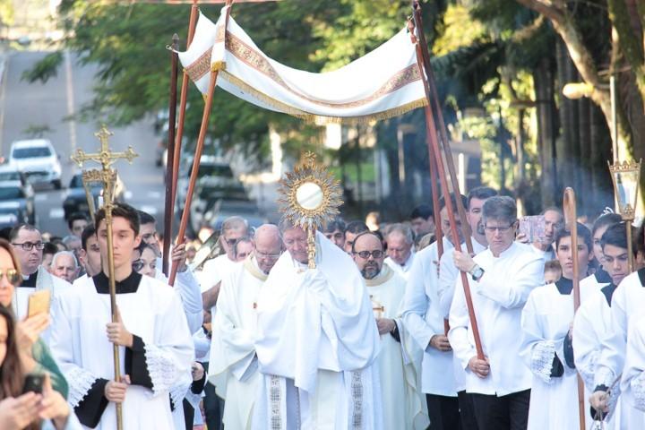 Fé na Eucaristia e gestos solidários na Festa de Corpus Christi