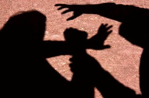 Mulher é assaltada em parada de ônibus
