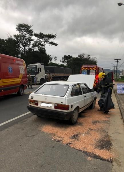 Passageira de carro fica ferida após colisão contra caminhão na SC-370 