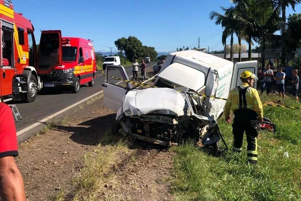 Idoso morre após colisão entre três veículos em Araranguá