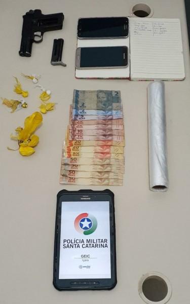 Jovem é preso e adolescente apreendido por tráfico de drogas, em Balneário Rincão