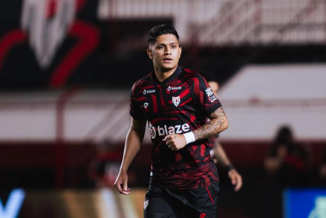 Ex-Tigre ganha espaço e assume titularidade no Atlético-GO