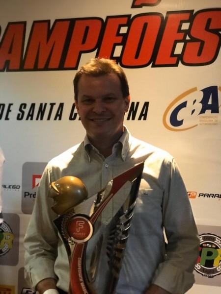 Fauesc premia piloto criciumense por título em nacional de automobilismo